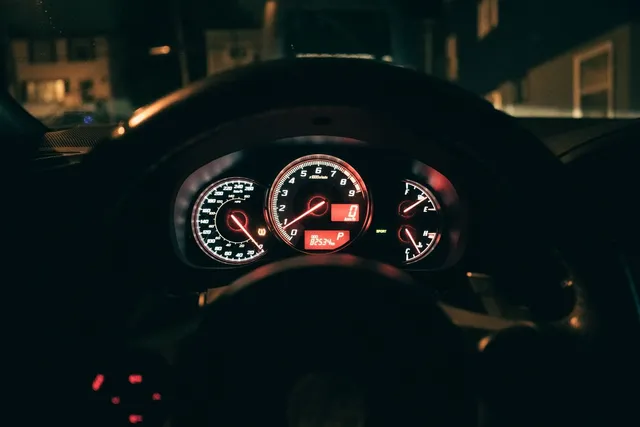 Tablero de un vehículo en movimiento mostrando el velocímetro durante la conducción en carretera.