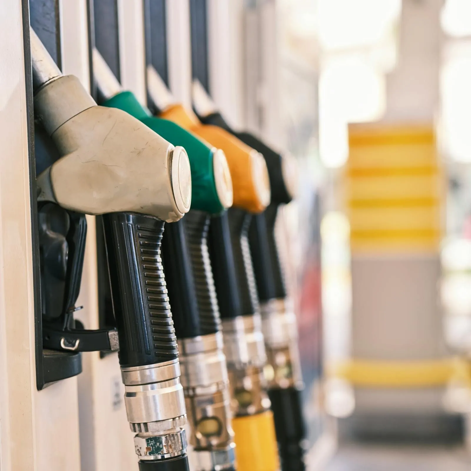 Bomba de combustible cargando diésel en una estación de servicio.
