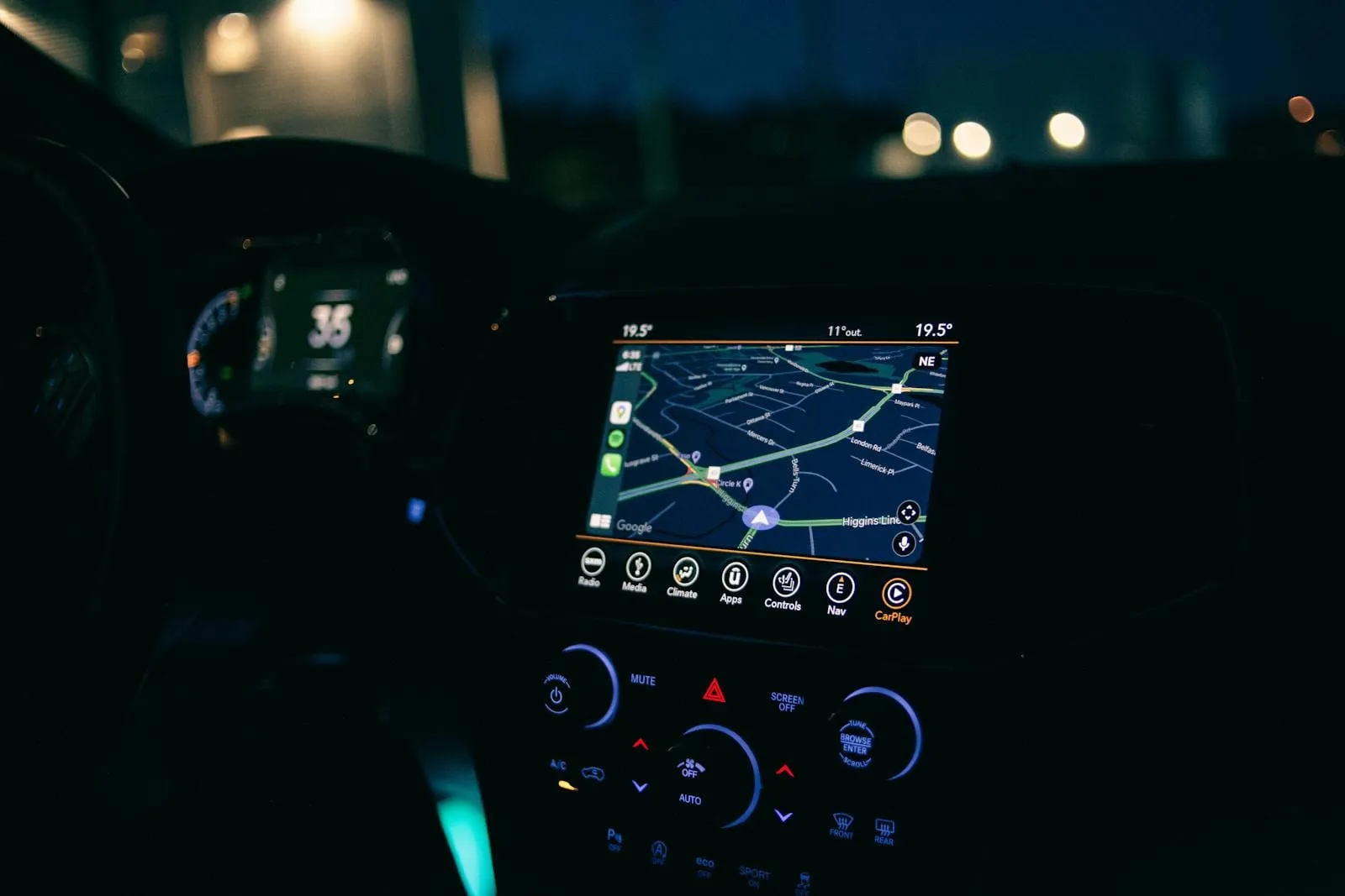 Pantalla de GPS dentro de un vehículo mostrando el mapa y la ruta en tiempo real.