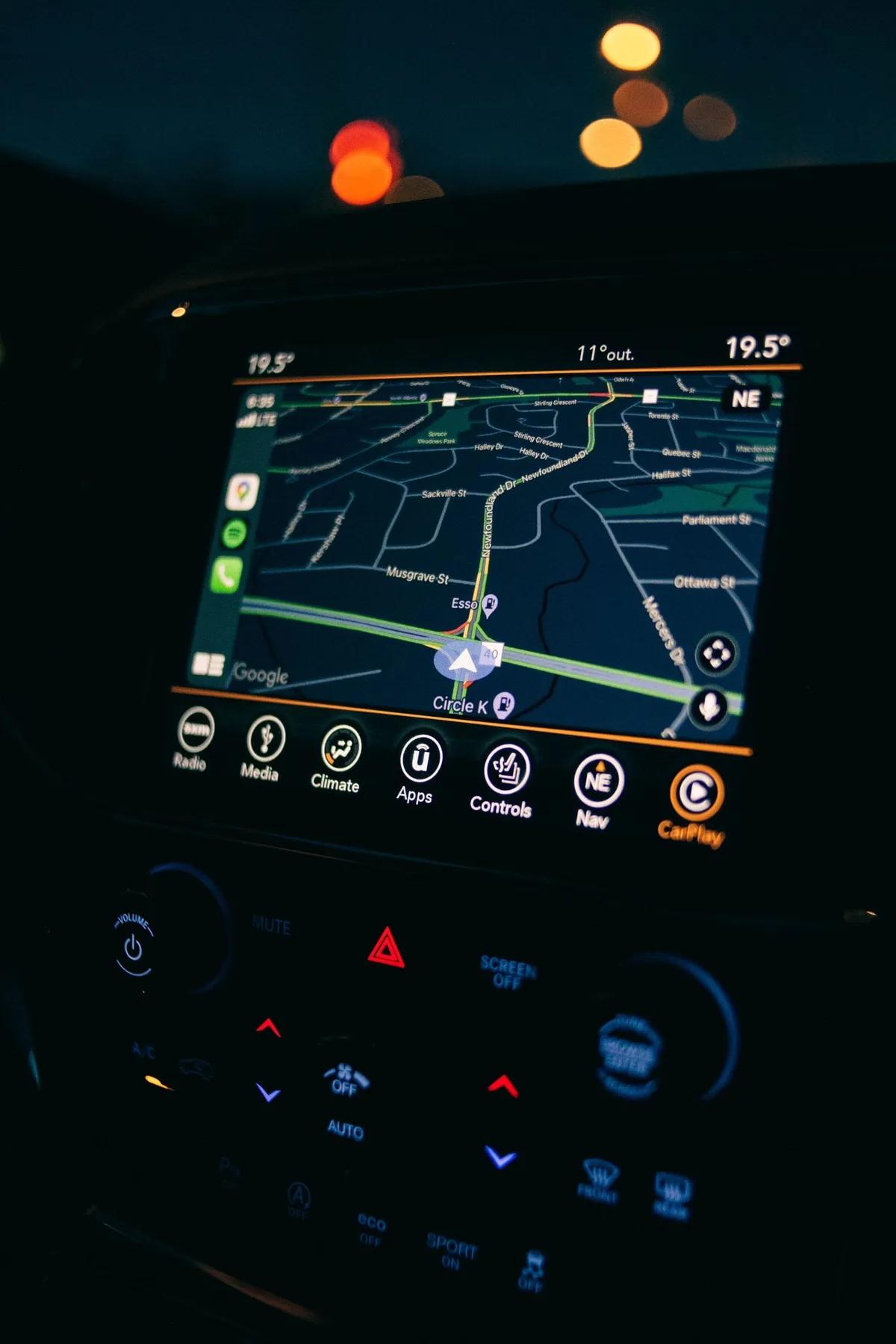 Pantalla de navegación GPS con un mapa mostrando una ruta, dentro de un vehículo.
