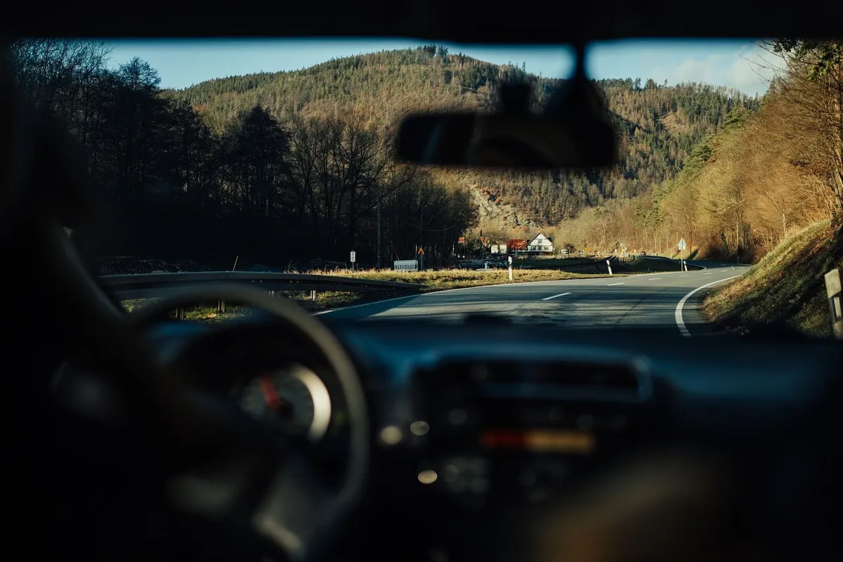 Vista de una carretera desde el interior de la cabina de un camión.