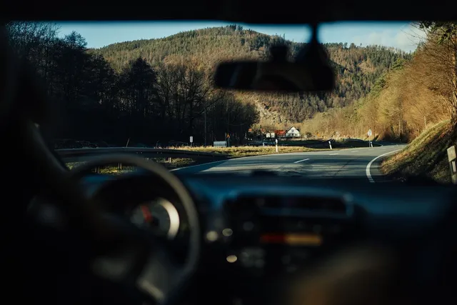 Vista de una carretera desde el interior de la cabina de un camión.